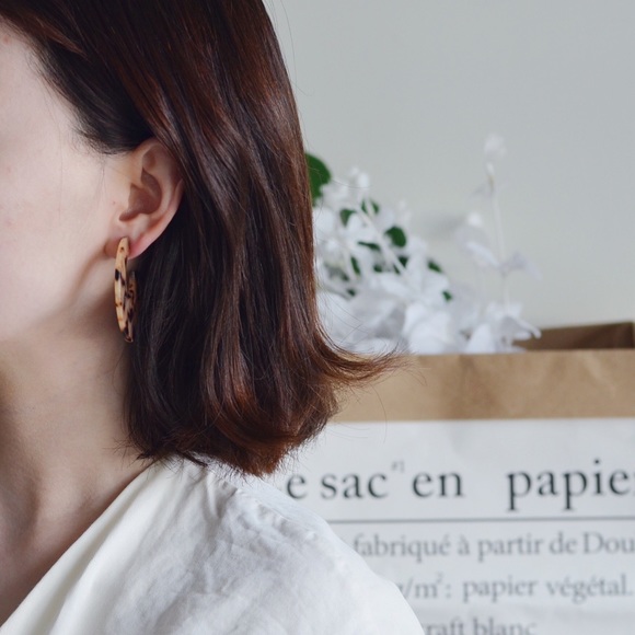 UO Style Blonde Tortoise Statement Earrings - Picture 8 of 8